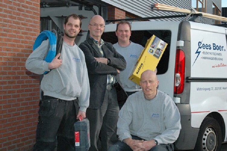 Het team van Cees Boer bij de bedrijfsbus